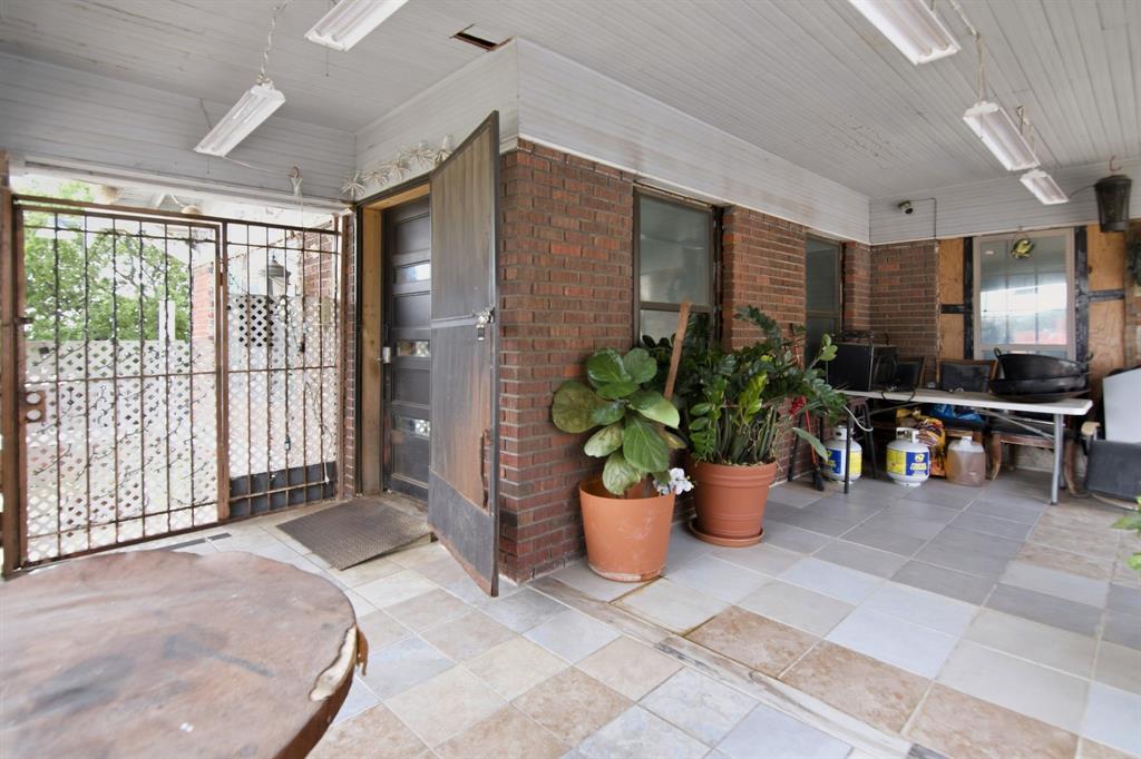 2929 E Lancaster Avenue Property Photo 6