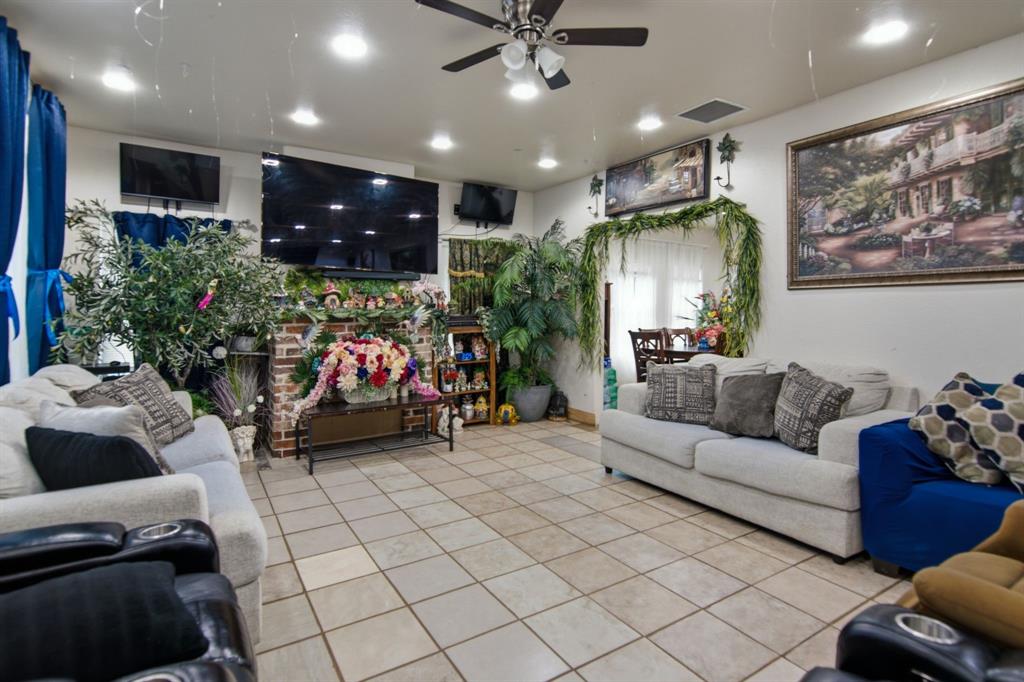 2929 E Lancaster Avenue Property Photo 8