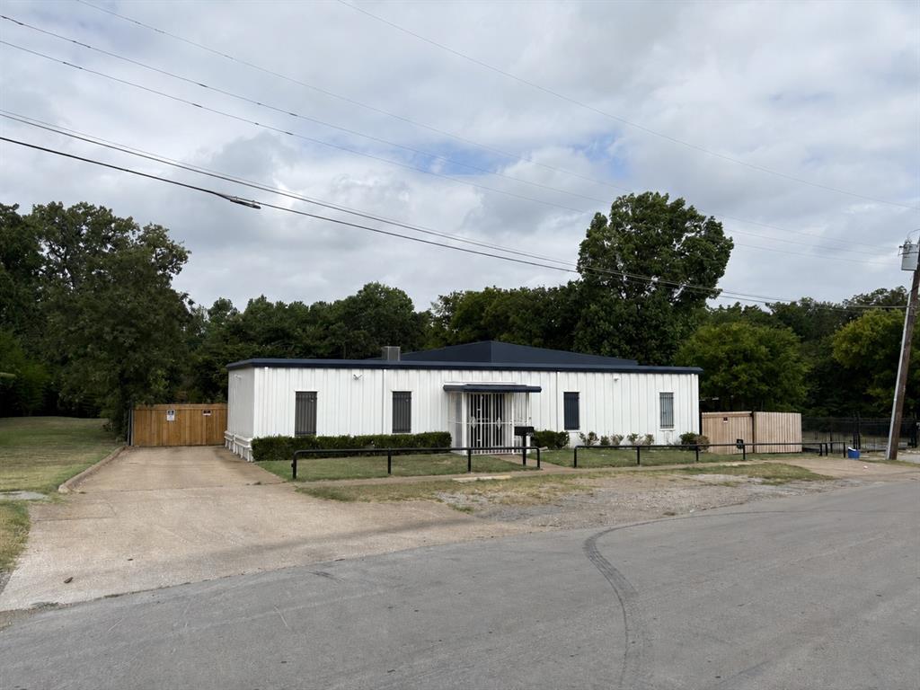 2211 Lamont Avenue Property Photo 1