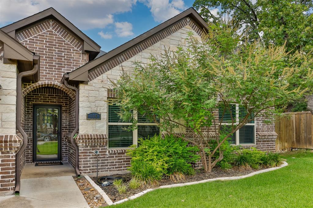 110 E Iriquois Drive Property Photo 3