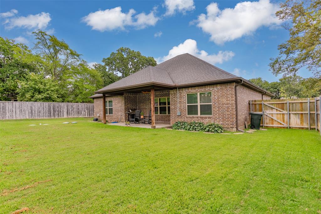 110 E Iriquois Drive Property Photo 4