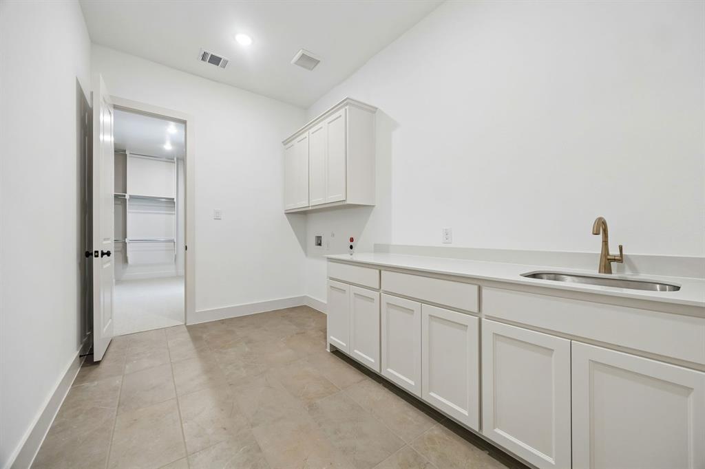 1816 Golden Gate Way Property Photo 19