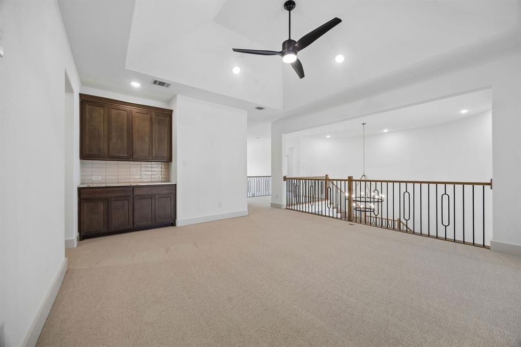 1816 Golden Gate Way Property Photo 23