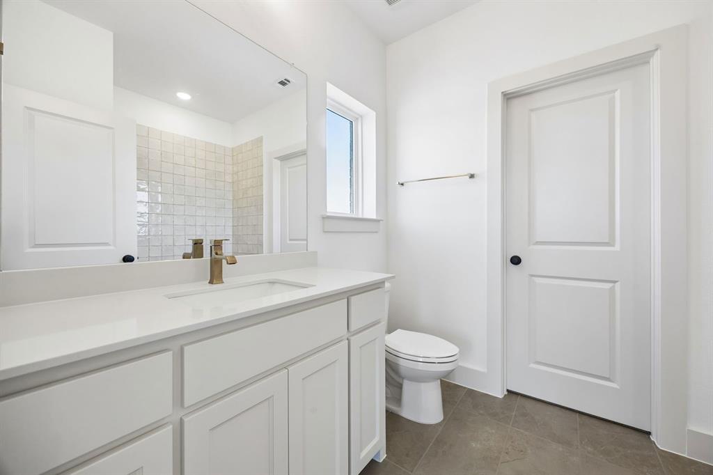 1816 Golden Gate Way Property Photo 28