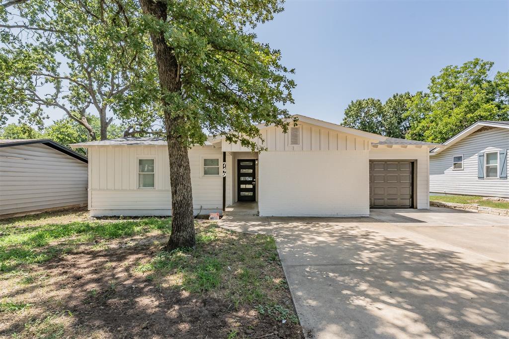 749 W Redbud Drive Property Photo 1