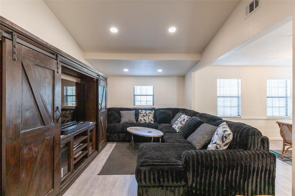 2218 N Mockingbird Property Photo 6