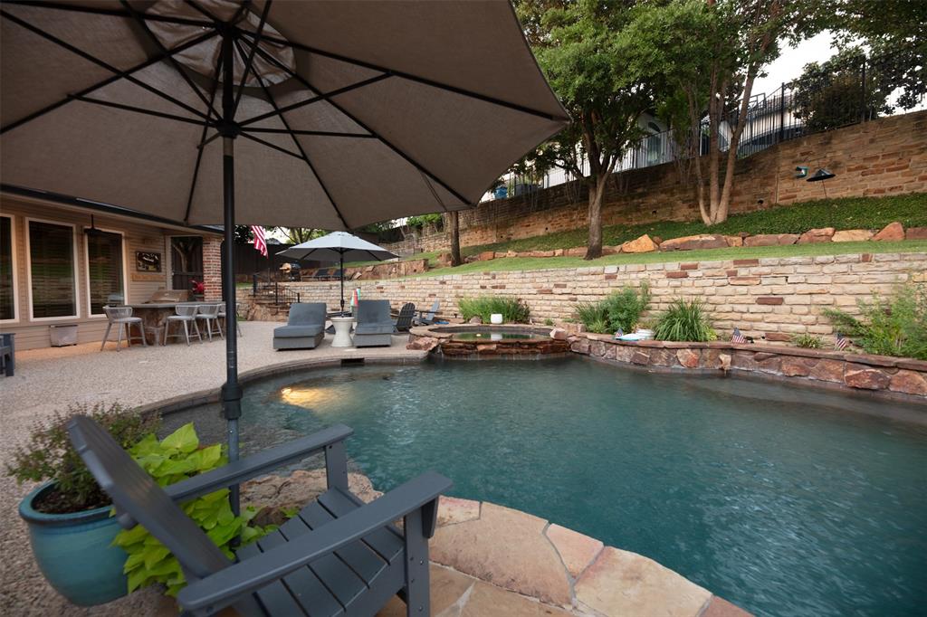 805 Lake Breeze Drive Property Photo 15