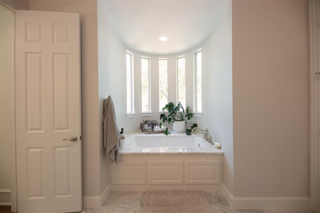 805 Lake Breeze Drive Property Photo 33