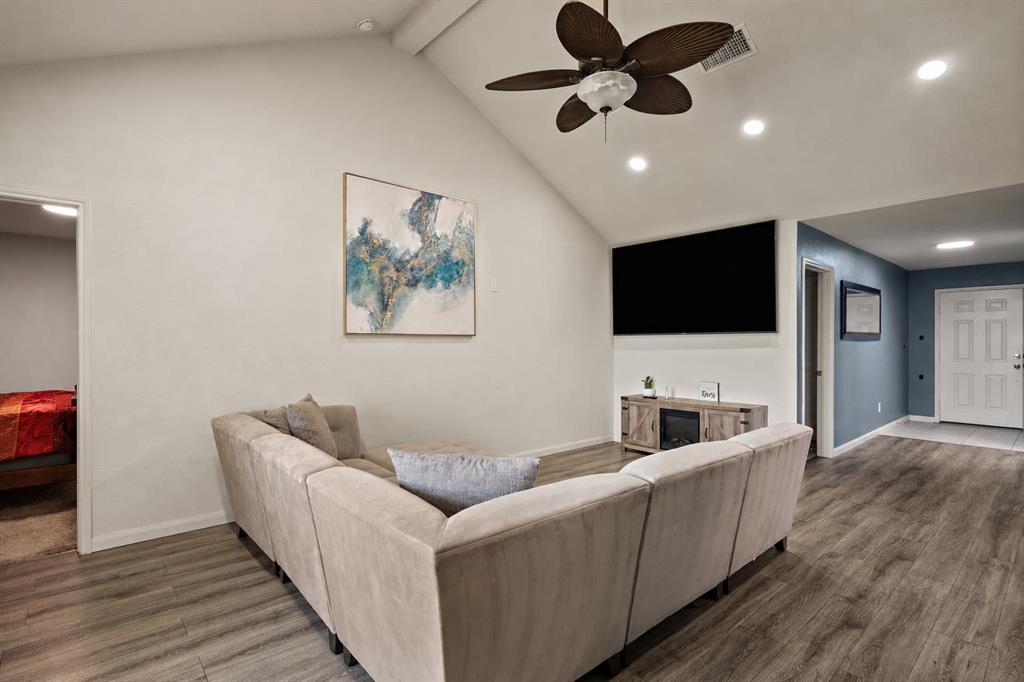 1619 White Mountain Way Property Photo 4