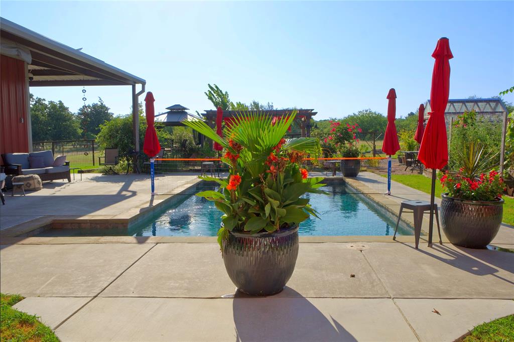 473 May Road Property Photo 5