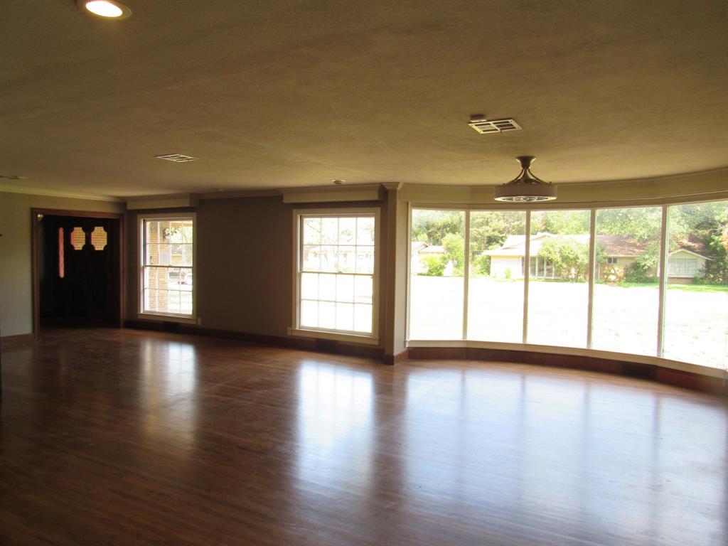 3300 Oakridge Lane Property Photo 3
