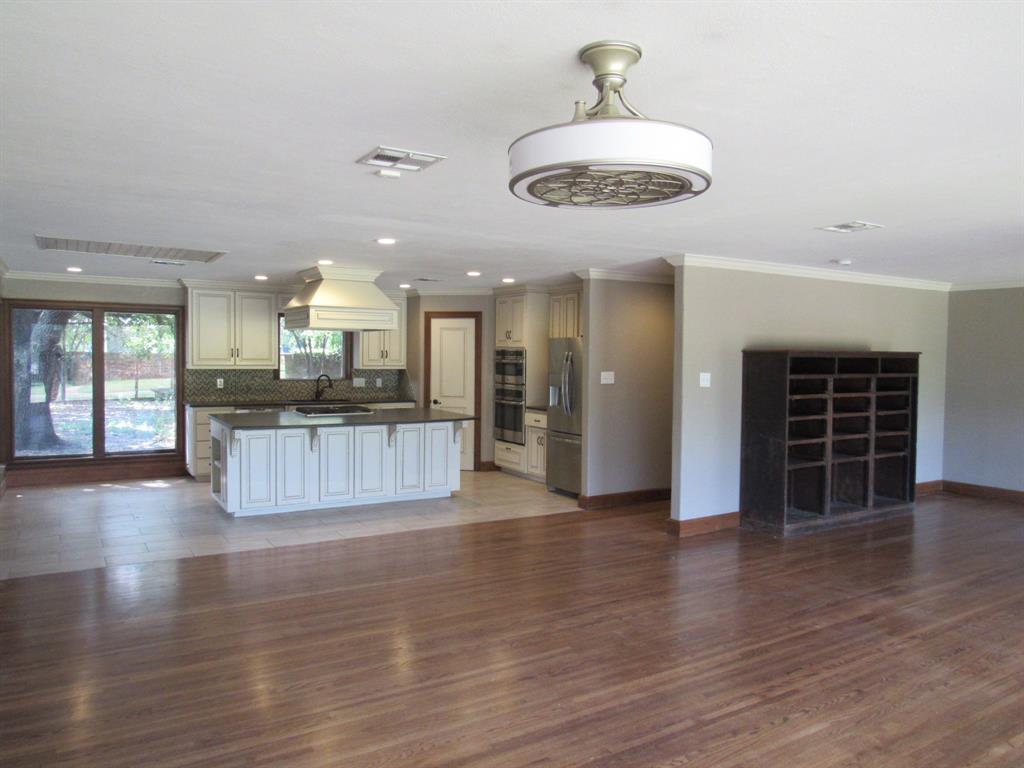 3300 Oakridge Lane Property Photo 6