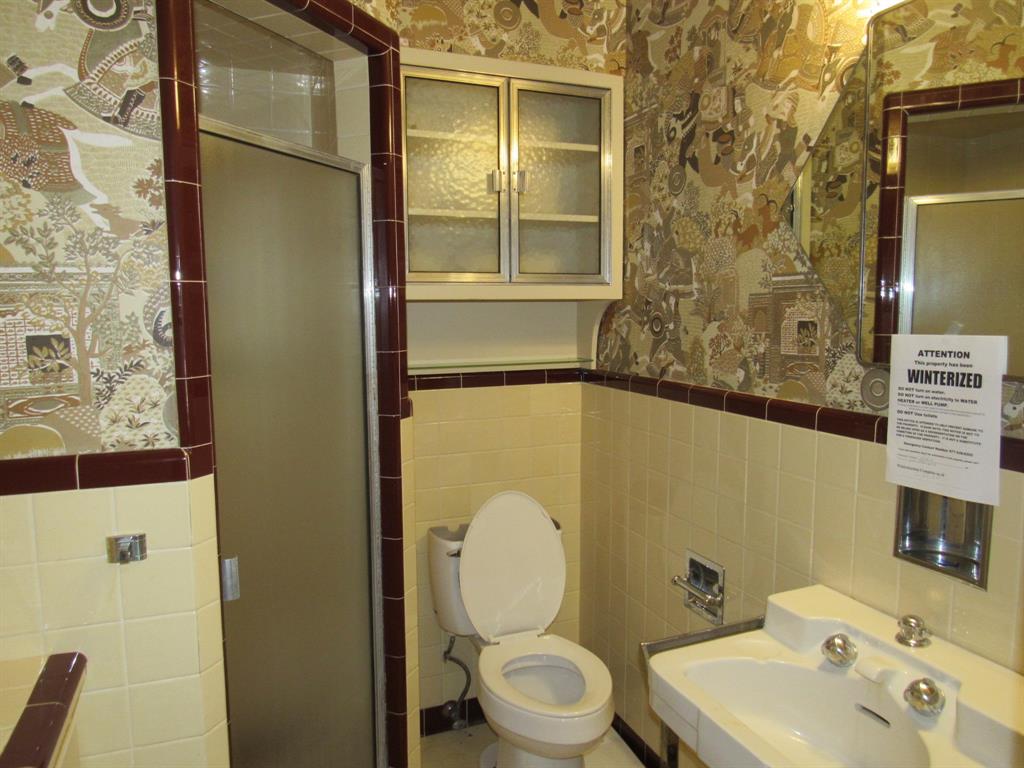 3300 Oakridge Lane Property Photo 9