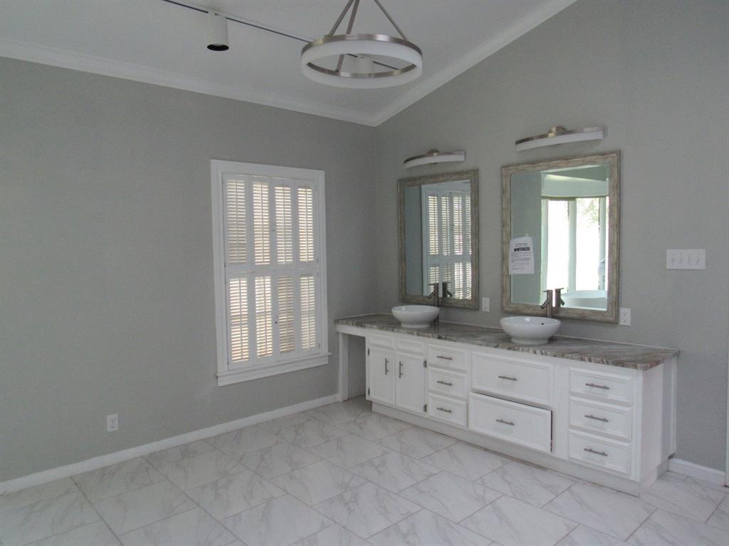 3300 Oakridge Lane Property Photo 11
