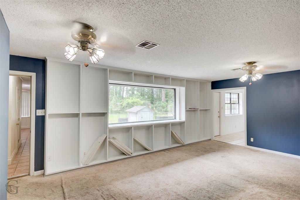 220 E Cloverleaf Drive Property Photo 5