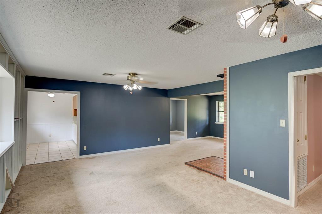 220 E Cloverleaf Drive Property Photo 6
