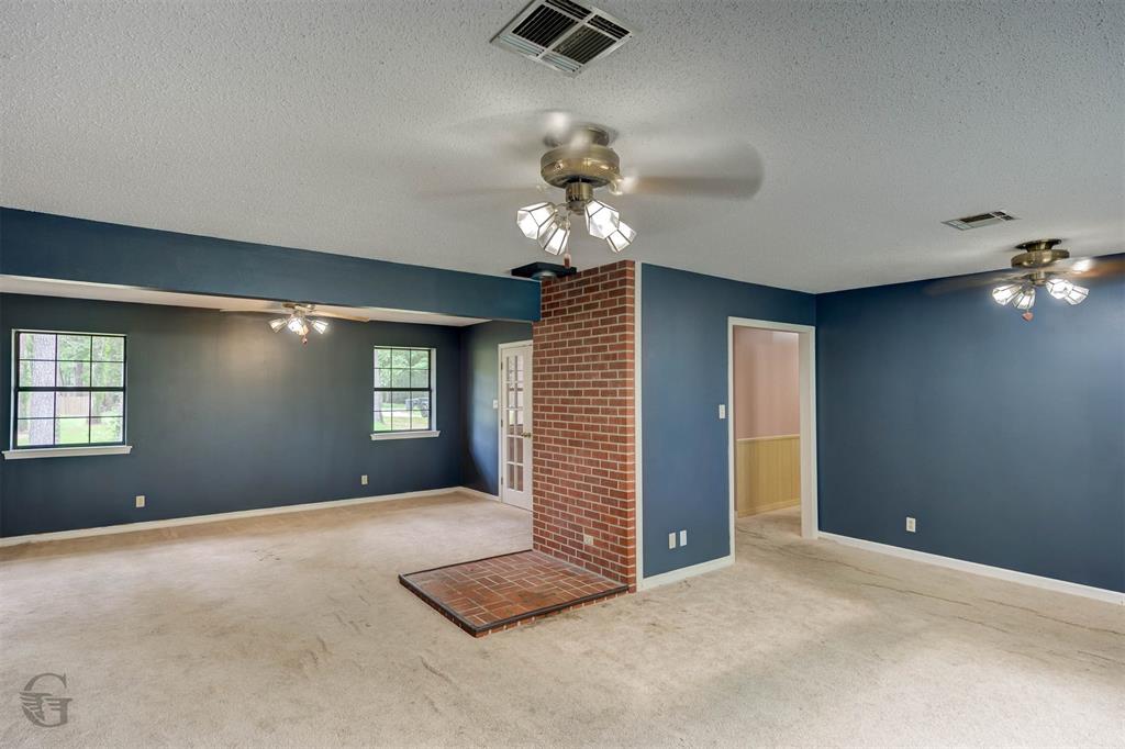 220 E Cloverleaf Drive Property Photo 7