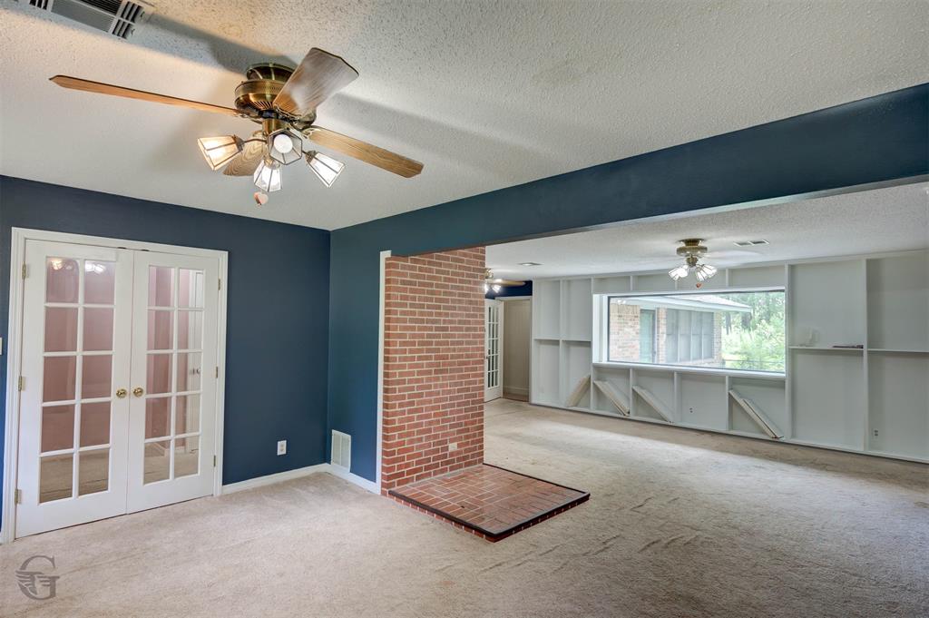 220 E Cloverleaf Drive Property Photo 8