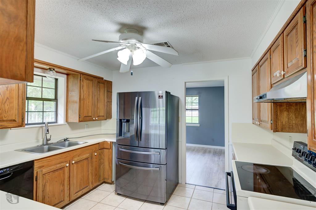 220 E Cloverleaf Drive Property Photo 11