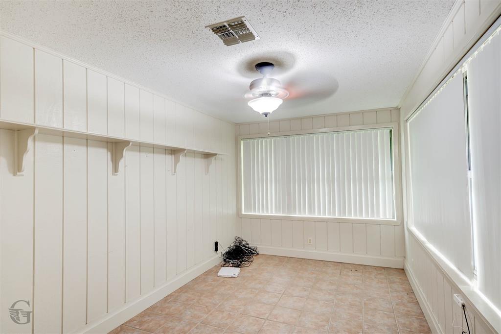 220 E Cloverleaf Drive Property Photo 15