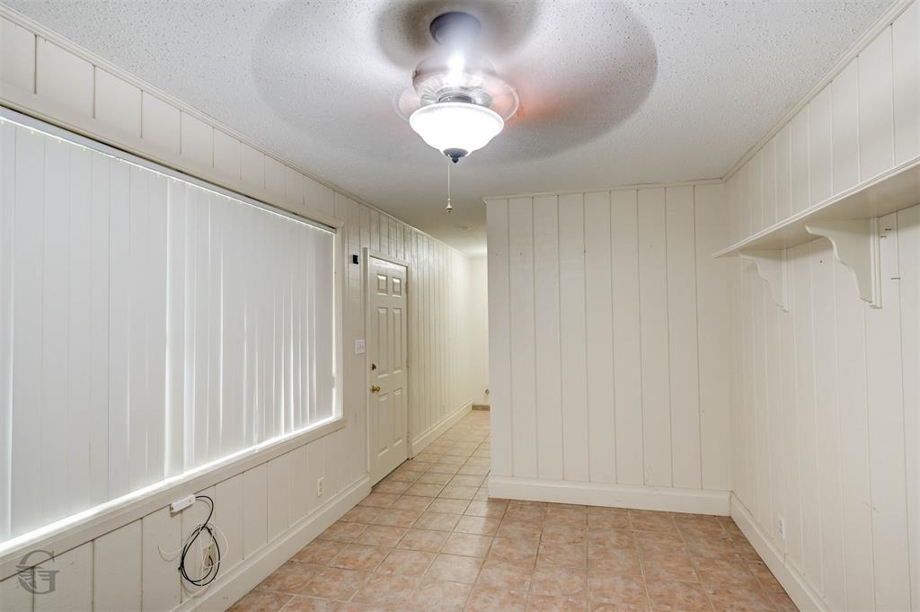 220 E Cloverleaf Drive Property Photo 16
