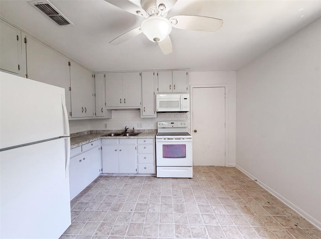 1213 S Ridgeway Drive Property Photo 2