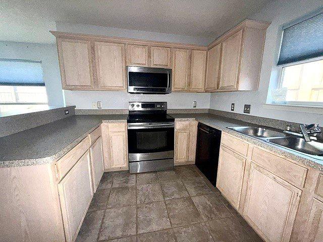 959 Aaron Drive Property Photo 6