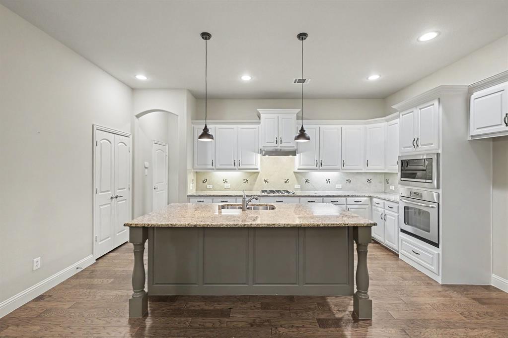15943 River Glen Drive Property Photo 4