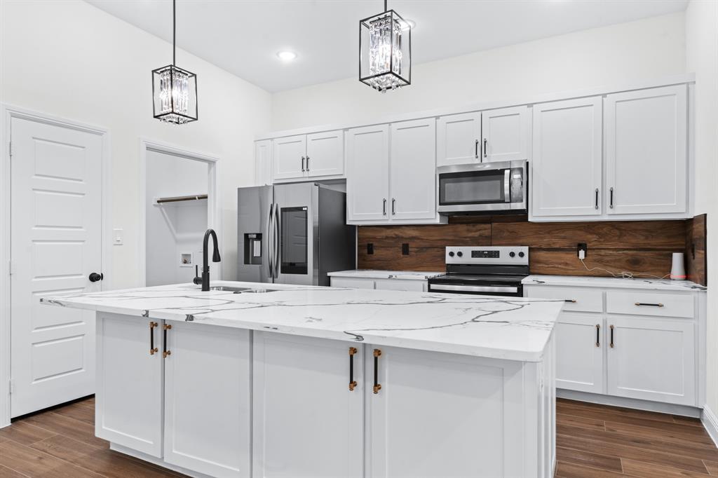 4507 Metropolitan Avenue Property Photo 12