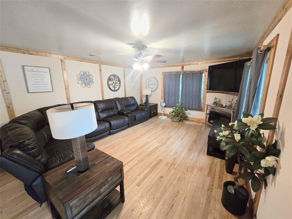 406 N Goliad Property Photo 2
