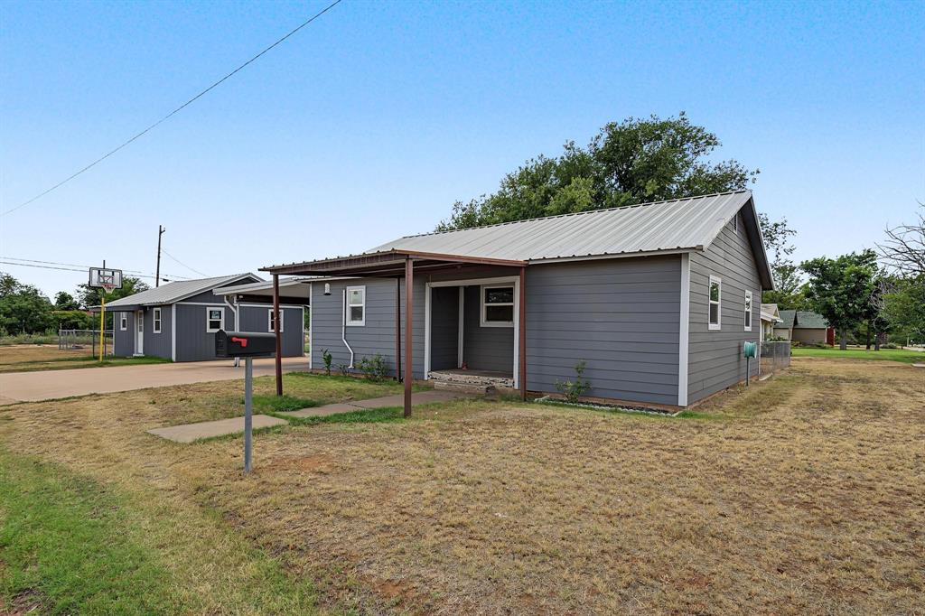 611 N Richard Avenue Property Photo 3