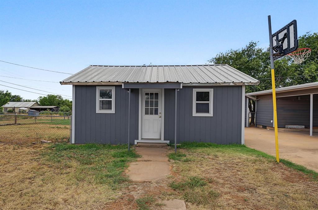 611 N Richard Avenue Property Photo 4