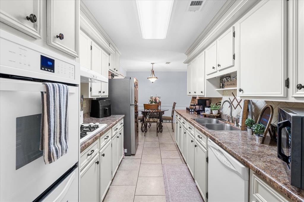 800 Oxford Property Photo 6
