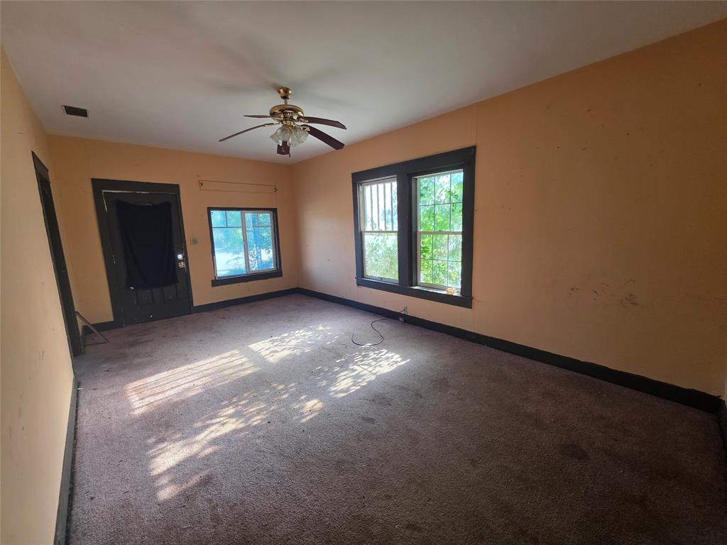 905 W Walker Street Property Photo 3