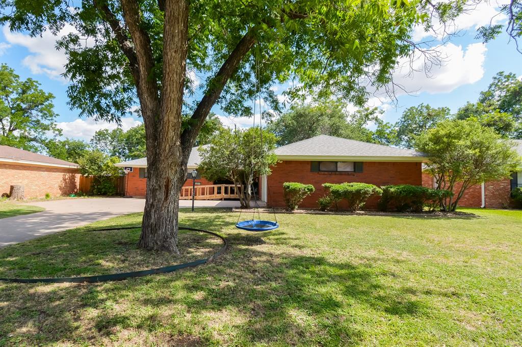 2233 River Oaks Circle Property Photo 2
