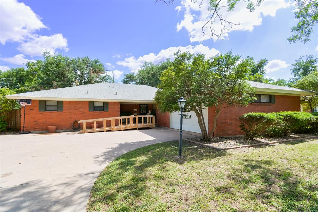 2233 River Oaks Circle Property Photo 4