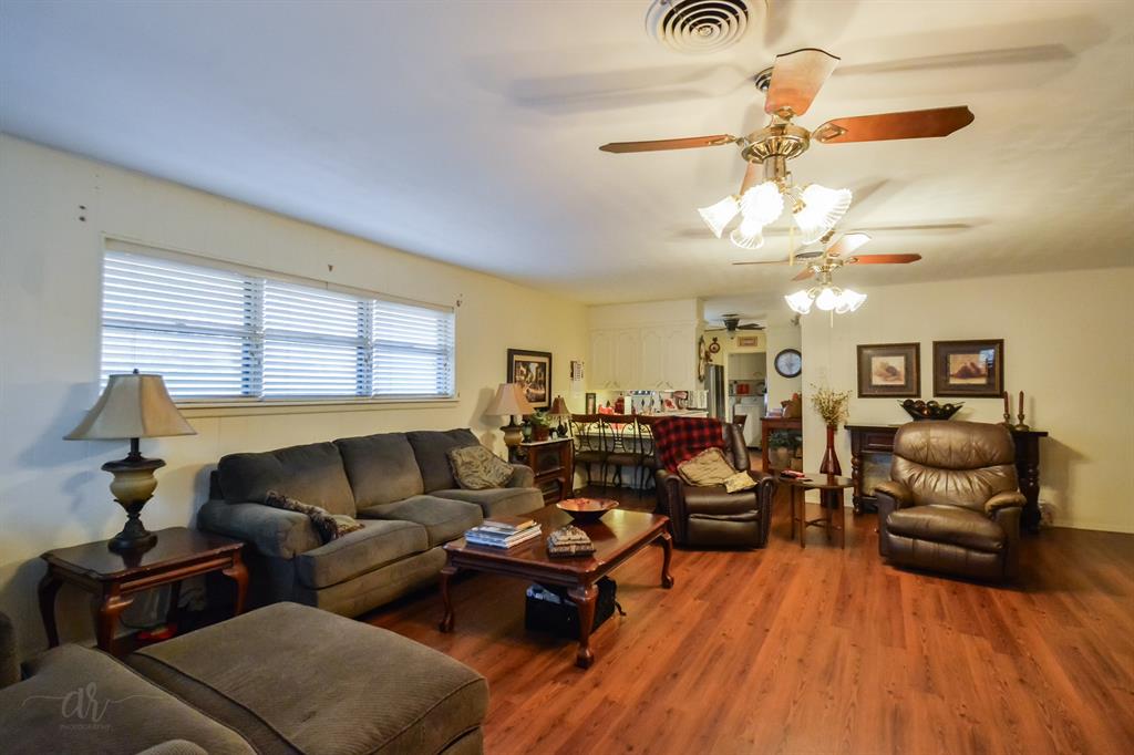 2233 River Oaks Circle Property Photo 6