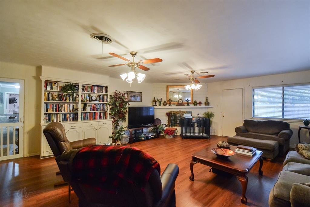 2233 River Oaks Circle Property Photo 8