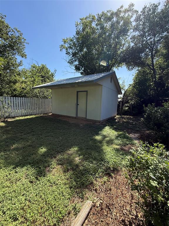 405 W Hall Street Property Photo 23