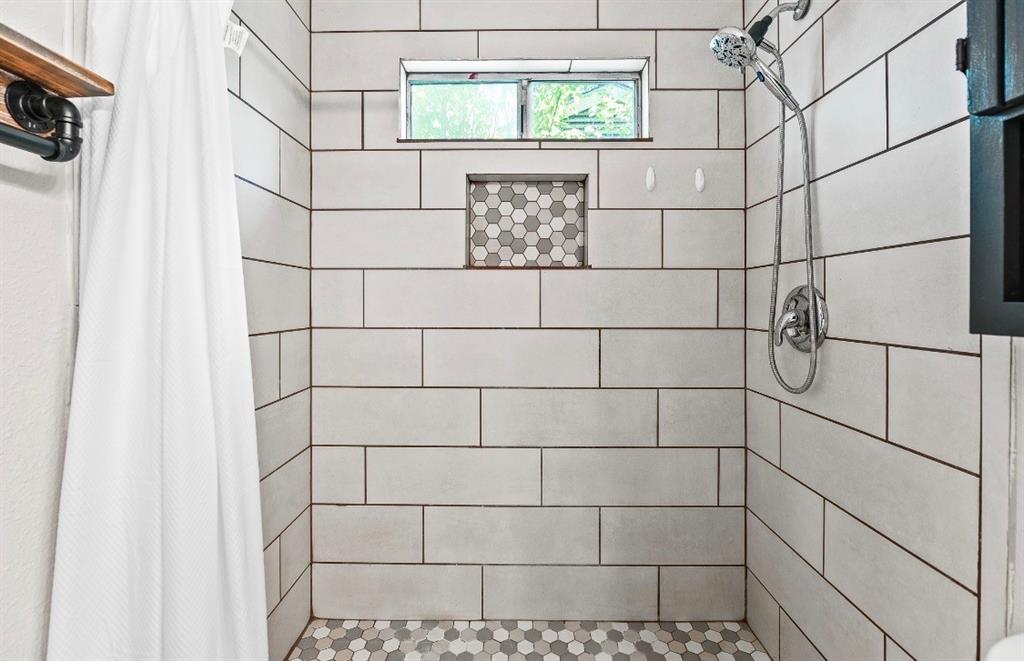 3807 Falls Drive Property Photo 10