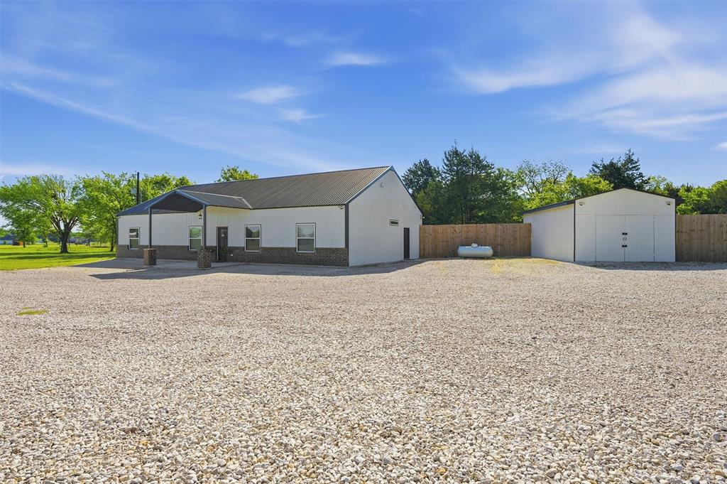 210 County Road 2184 Property Photo 4