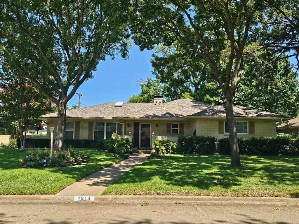 1914 Surrey Circle Property Photo 1