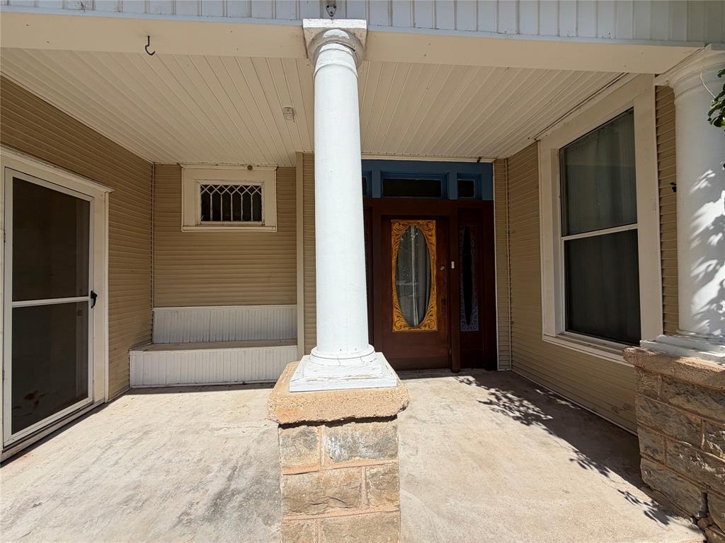 301 N Pettit Property Photo 3