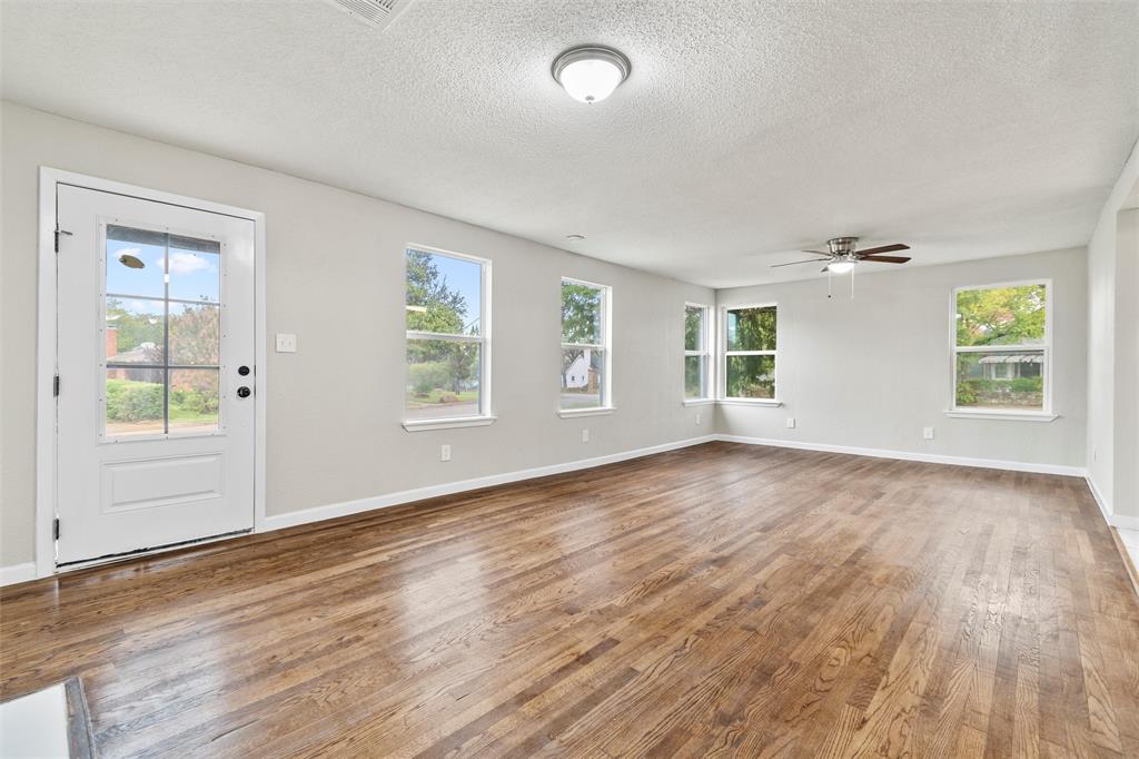 2336 Glencrest Drive Property Photo 4