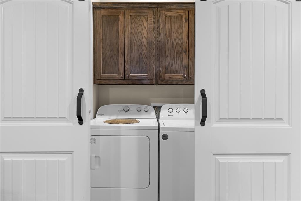 123 Oak Street Property Photo 8