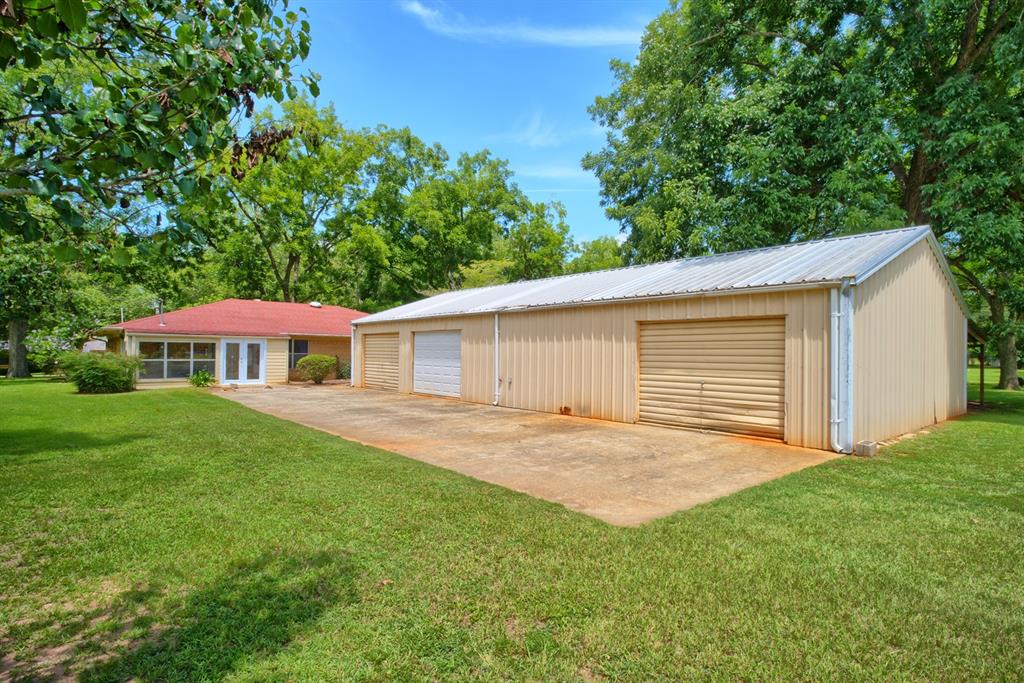 731 Pecan Estates Loop Property Photo 4