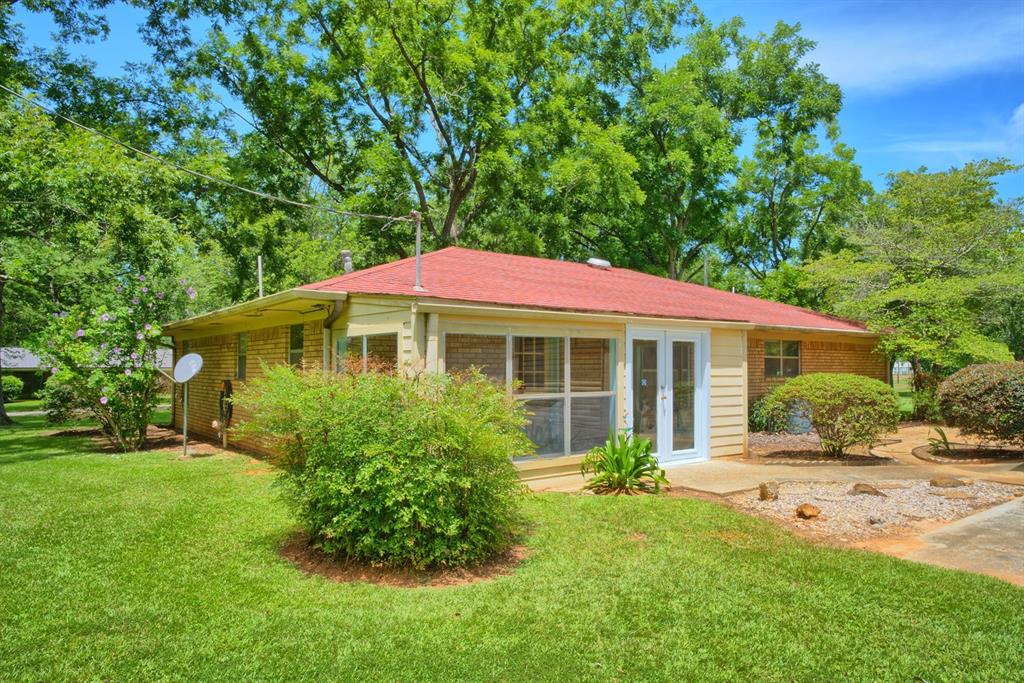 731 Pecan Estates Loop Property Photo 5