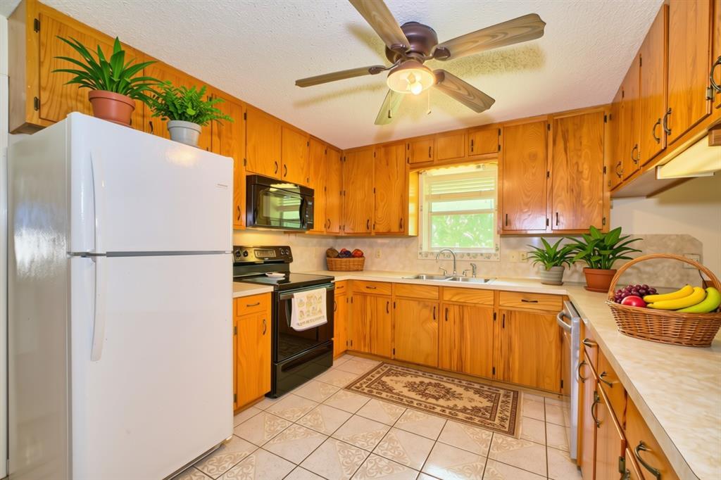 731 Pecan Estates Loop Property Photo 8