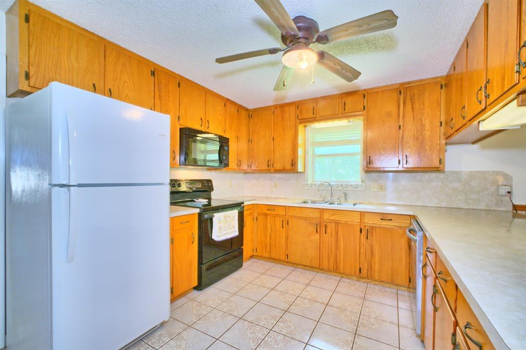 731 Pecan Estates Loop Property Photo 9