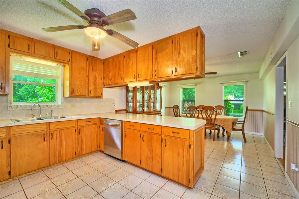 731 Pecan Estates Loop Property Photo 11